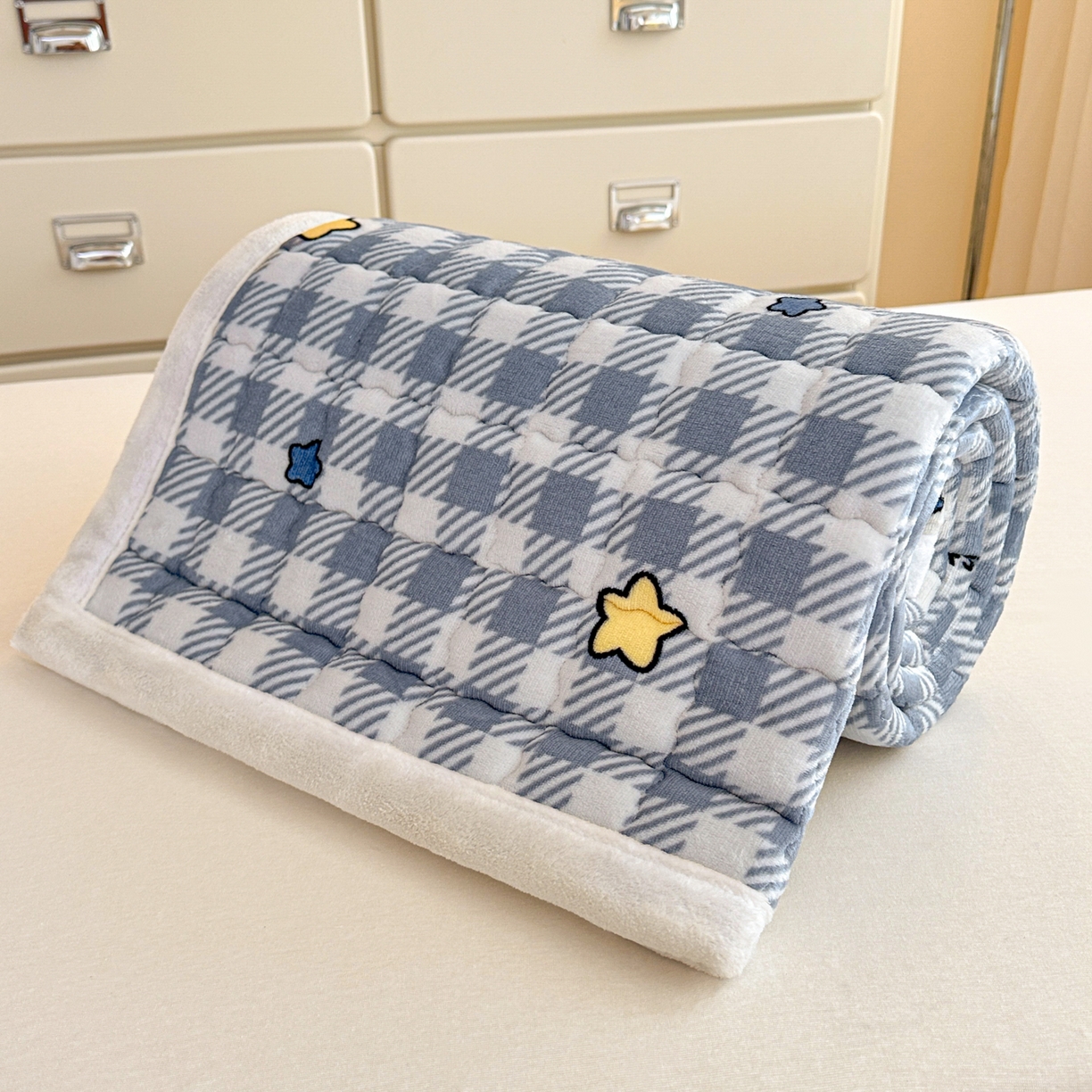 91家纺网 家纺一手货源 找家纺 川悦生活 2025新款A类印花牛奶绒床垫加厚绒保暖床床褥 床垫简空星号