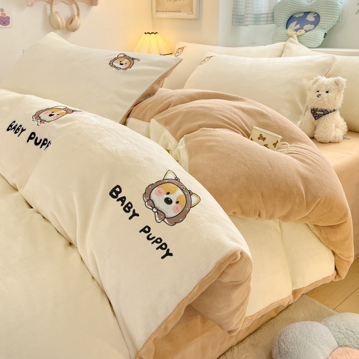 91家纺网 家纺一手货源 找家纺 利欧 2025新款满绣卡通牛奶绒刺绣四件套 快乐柯基-米白