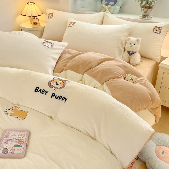 91家纺网 家纺一手货源 找家纺 利欧 2025新款满绣卡通牛奶绒刺绣四件套 快乐柯基-米白