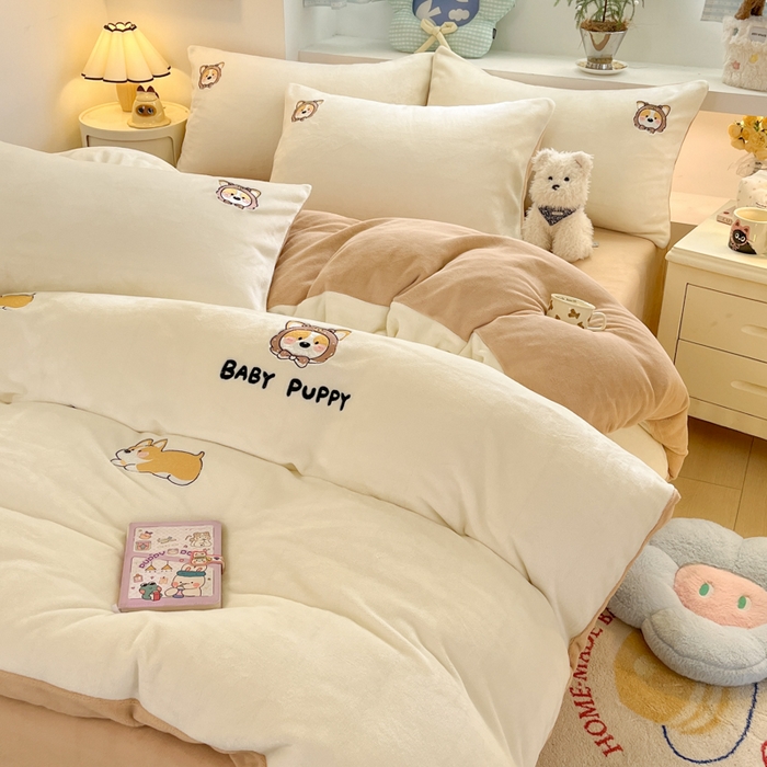 91家纺网 家纺一手货源 找家纺 利欧 2025新款满绣卡通牛奶绒刺绣四件套 快乐柯基-米白