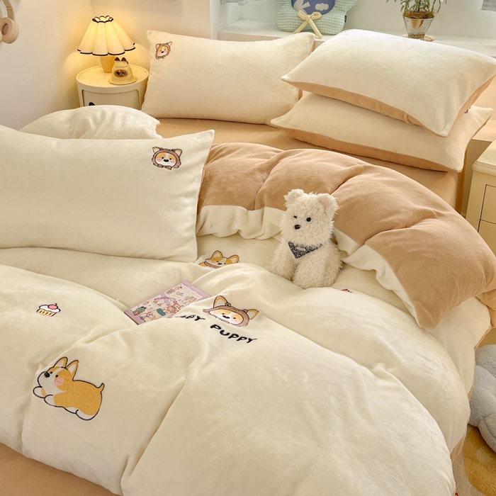 91家纺网 家纺一手货源 找家纺 利欧 2025新款满绣卡通牛奶绒刺绣四件套 快乐柯基-米白