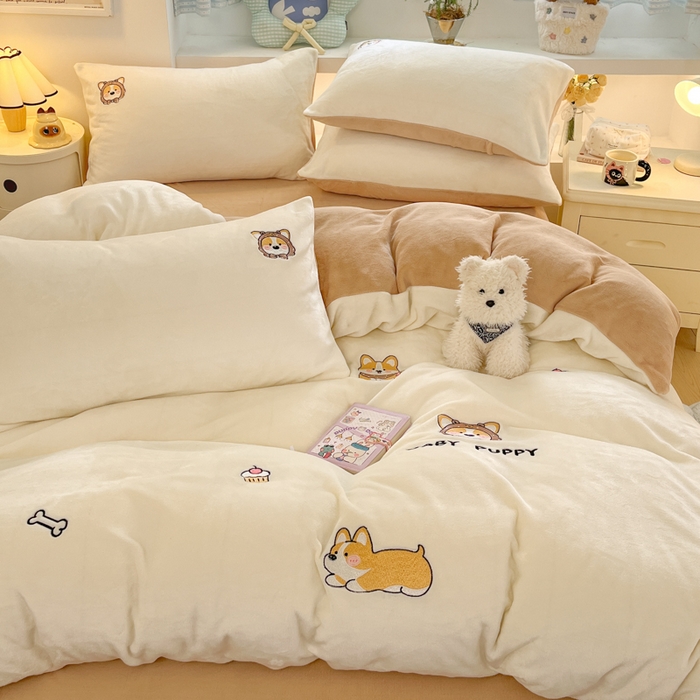 91家纺网 家纺一手货源 找家纺 利欧 2025新款满绣卡通牛奶绒刺绣四件套 快乐柯基-米白