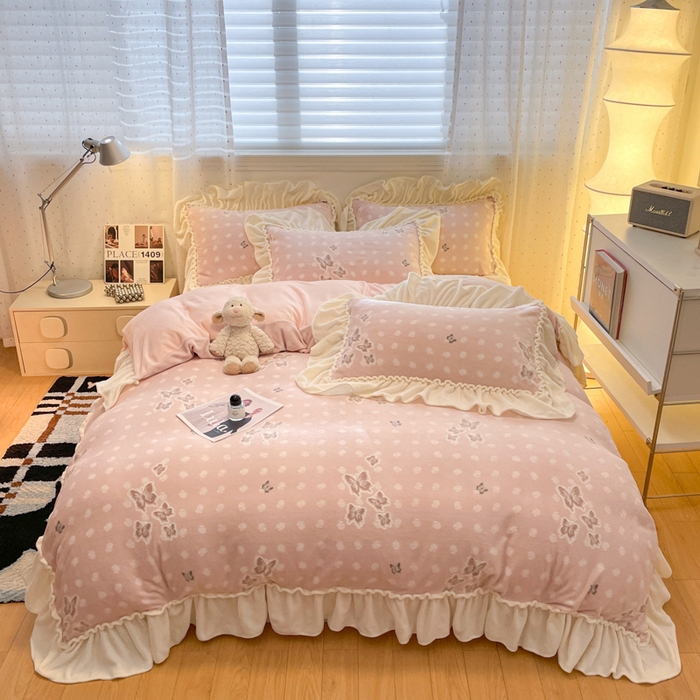 91家纺网 家纺一手货源 找家纺 利欧 2025新款褶皱边雕花牛奶绒四件套 舞蝶-粉