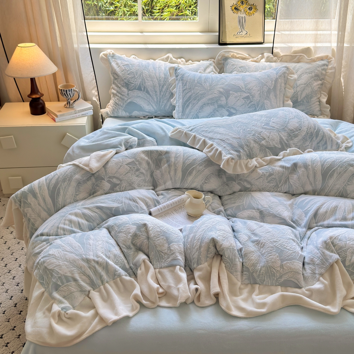 91家纺网 家纺一手货源 找家纺 德比尔斯  2025新款韩版白色花边雕花烂花牛奶绒四件套 盛夏从林