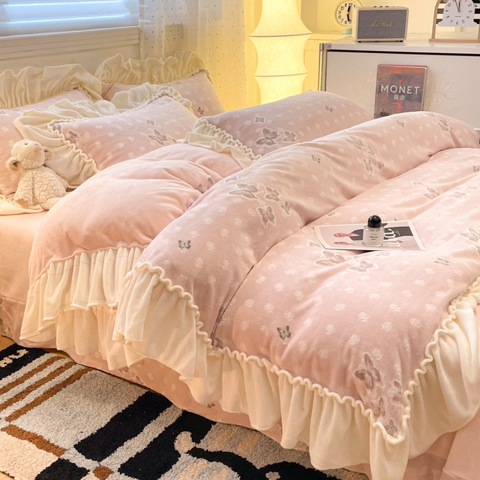 91家纺网 家纺一手货源 找家纺 利欧 2025新款褶皱边雕花牛奶绒四件套 舞蝶-粉
