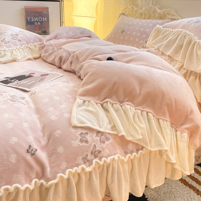 91家纺网 家纺一手货源 找家纺 利欧 2025新款褶皱边雕花牛奶绒四件套 舞蝶-粉