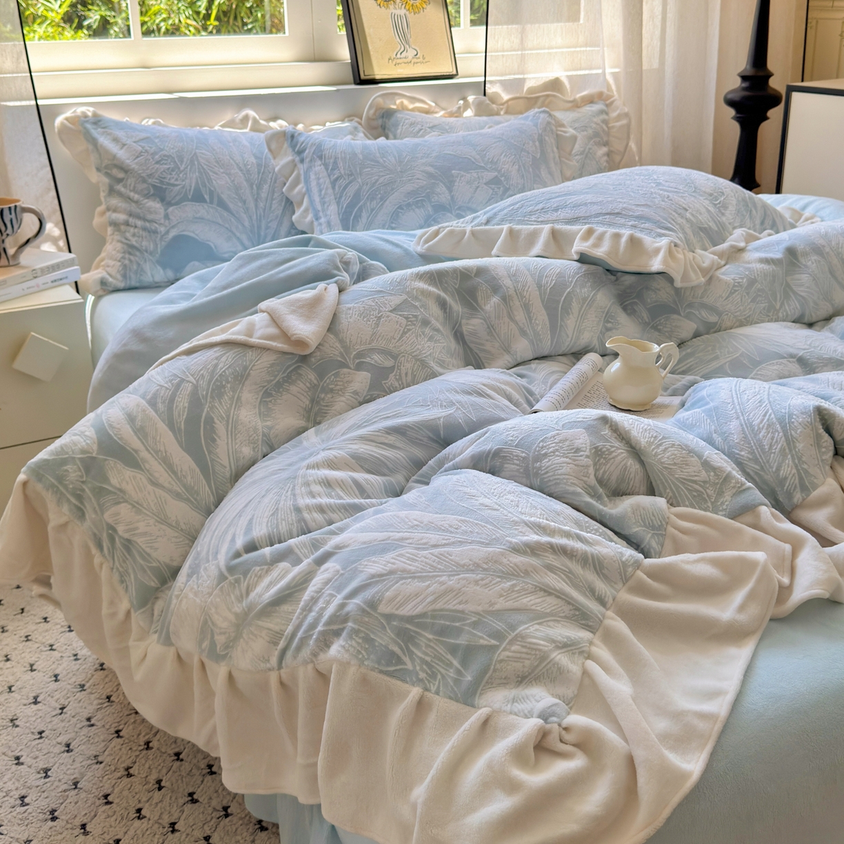 91家纺网 家纺一手货源 找家纺 德比尔斯  2025新款韩版白色花边雕花烂花牛奶绒四件套 盛夏从林