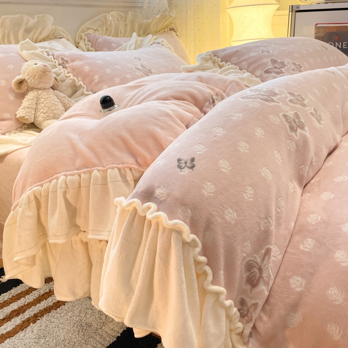 91家纺网 家纺一手货源 找家纺 利欧 2025新款褶皱边雕花牛奶绒四件套 舞蝶-粉