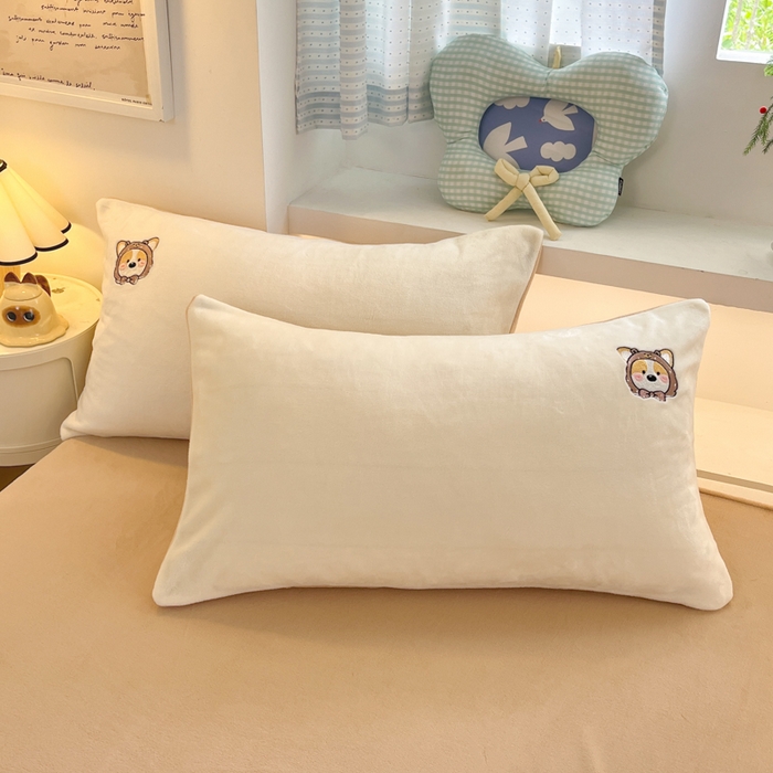 91家纺网 家纺一手货源 找家纺 利欧 2025新款满绣卡通牛奶绒刺绣四件套 快乐柯基-米白