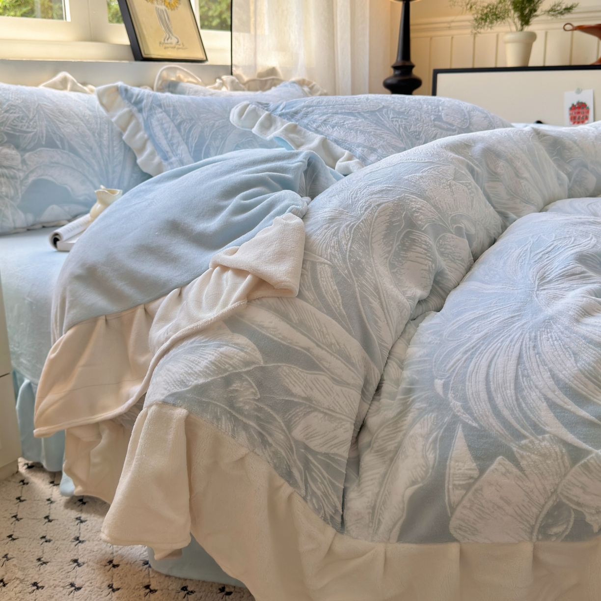 德比尔斯  2025新款韩版白色花边雕花烂花牛奶绒四件套 盛夏从林