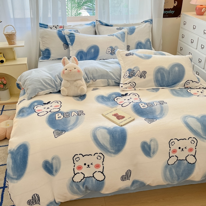 91家纺网 家纺一手货源 找家纺 柒月家居 2025新款加厚200克牛奶绒四件套 爱心小熊