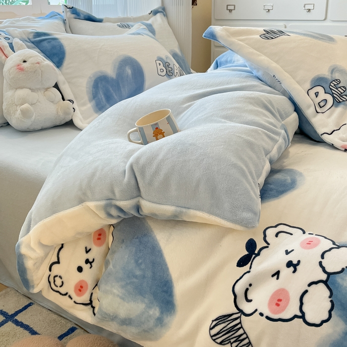 91家纺网 家纺一手货源 找家纺 柒月家居 2025新款加厚200克牛奶绒四件套 爱心小熊