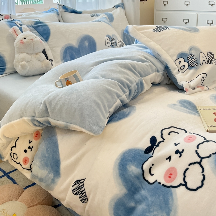 91家纺网 家纺一手货源 找家纺 柒月家居 2025新款加厚200克牛奶绒四件套 爱心小熊