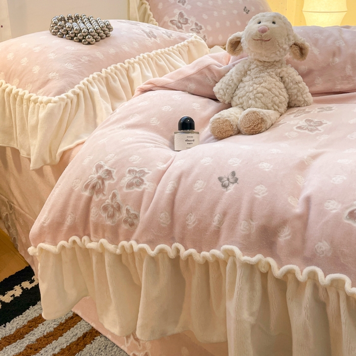 91家纺网 家纺一手货源 找家纺 利欧 2025新款褶皱边雕花牛奶绒四件套 舞蝶-粉