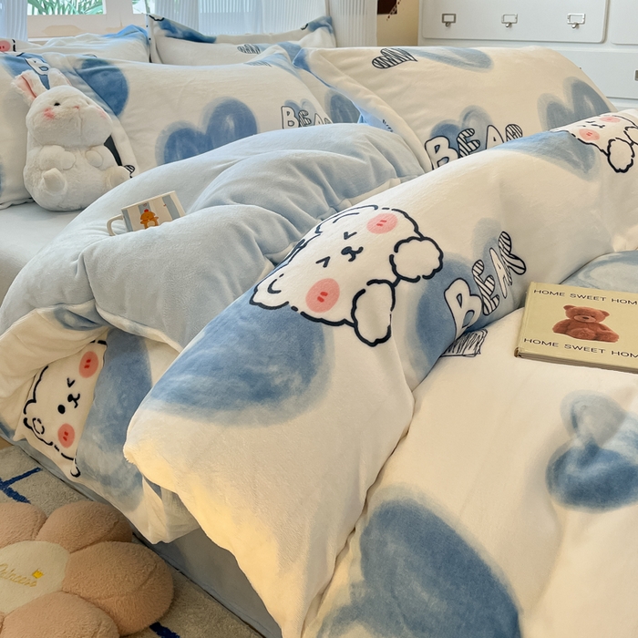 91家纺网 家纺一手货源 找家纺 柒月家居 2025新款加厚200克牛奶绒四件套 爱心小熊