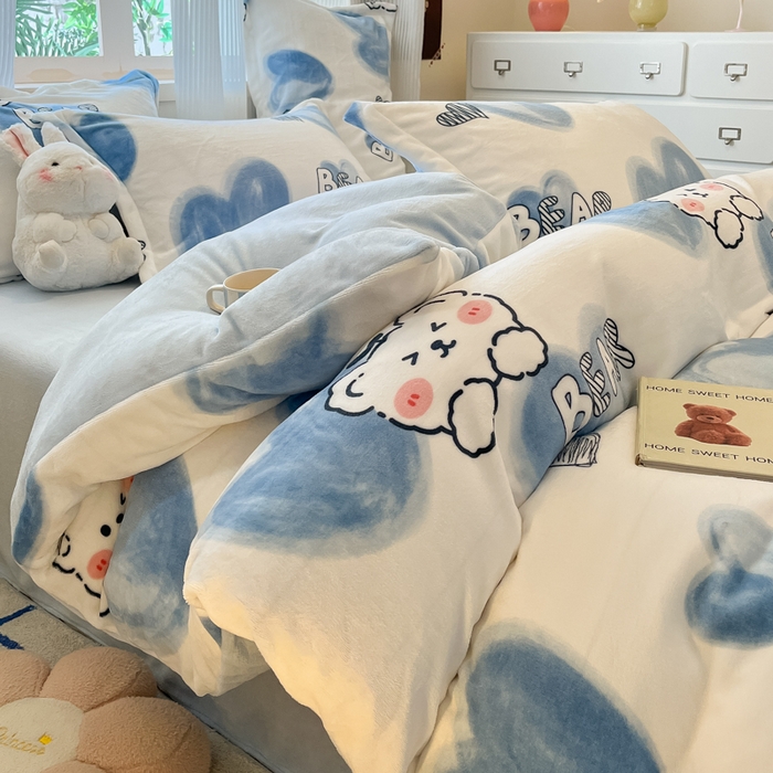 91家纺网 家纺一手货源 找家纺 柒月家居 2025新款加厚200克牛奶绒四件套 爱心小熊