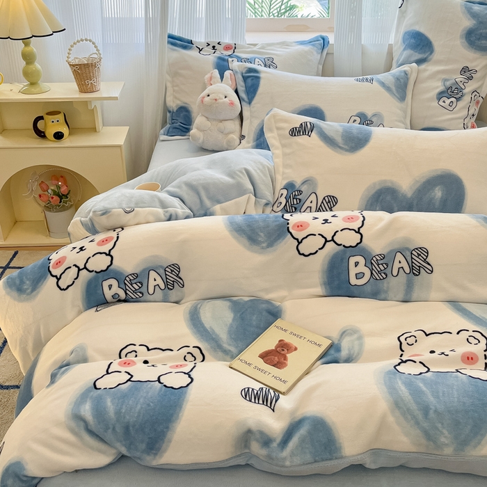 91家纺网 家纺一手货源 找家纺 柒月家居 2025新款加厚200克牛奶绒四件套 爱心小熊