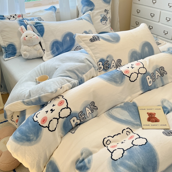 91家纺网 家纺一手货源 找家纺 柒月家居 2025新款加厚200克牛奶绒四件套 爱心小熊
