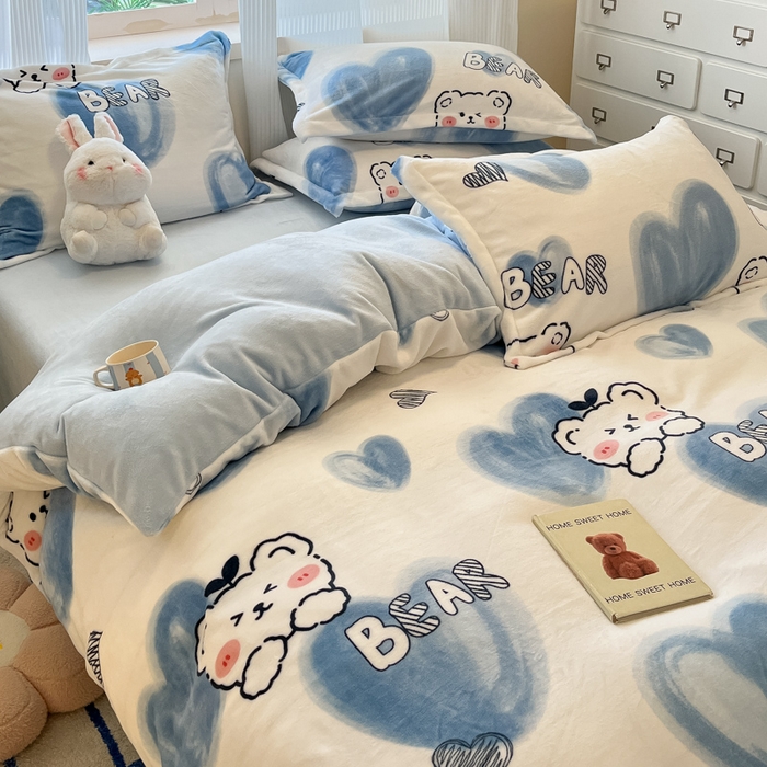 91家纺网 家纺一手货源 找家纺 柒月家居 2025新款加厚200克牛奶绒四件套 爱心小熊