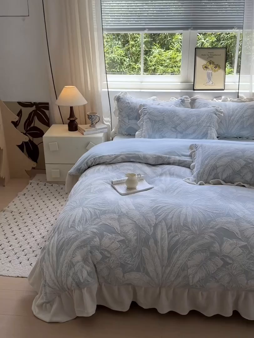 91家纺网 家纺一手货源 找家纺 德比尔斯  2025新款韩版白色花边雕花烂花牛奶绒四件套 盛夏从林