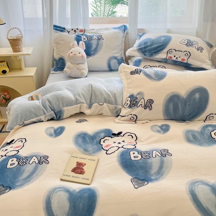 91家纺网 家纺一手货源 找家纺 柒月家居 2025新款加厚200克牛奶绒四件套 爱心小熊
