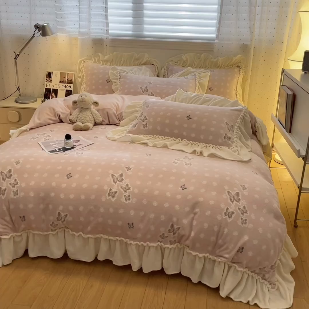 91家纺网 家纺一手货源 找家纺 利欧 2025新款褶皱边雕花牛奶绒四件套 舞蝶-粉