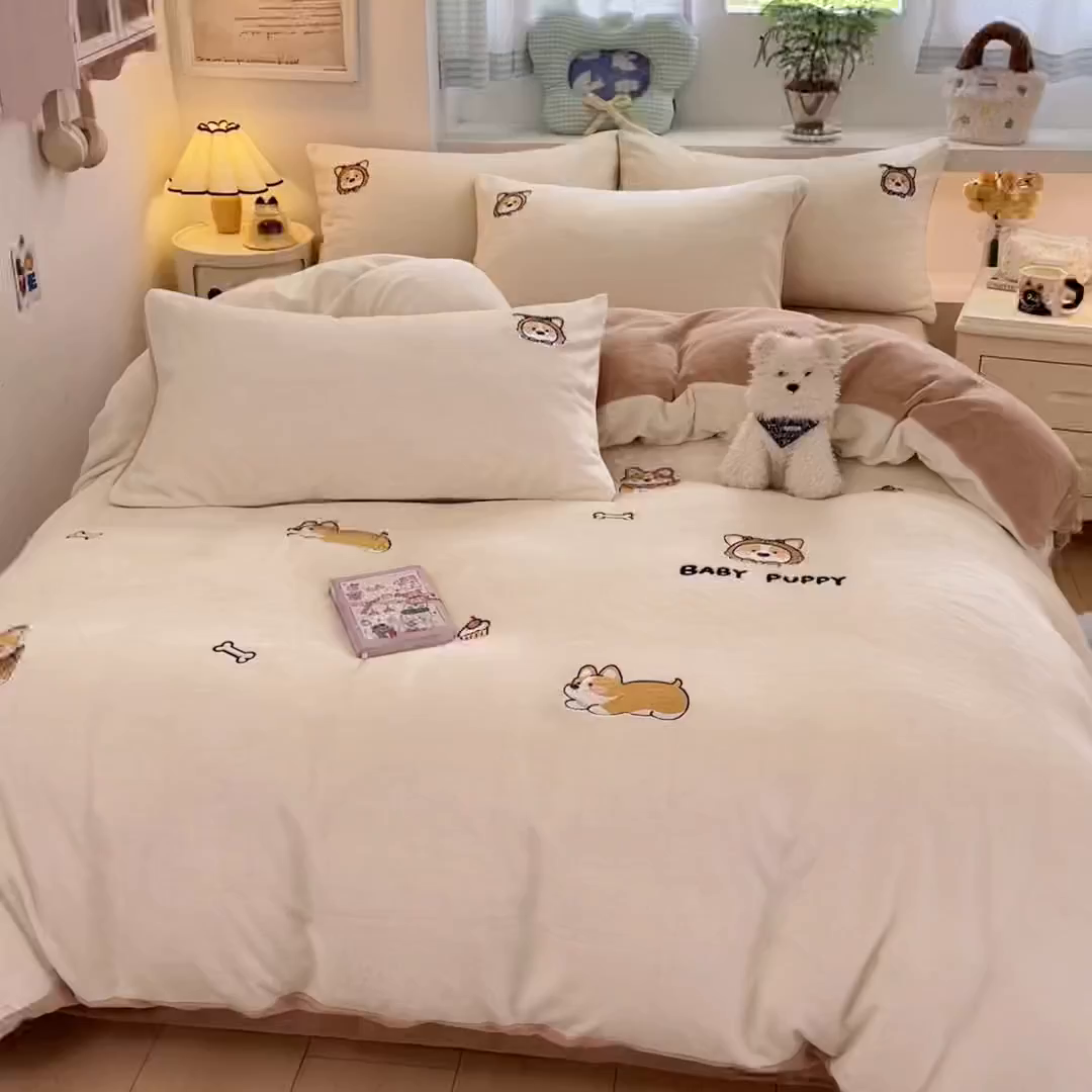 91家纺网 家纺一手货源 找家纺 利欧 2025新款满绣卡通牛奶绒刺绣四件套 快乐柯基-米白