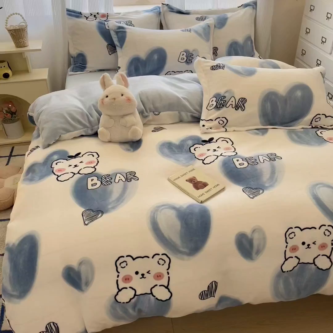 91家纺网 家纺一手货源 找家纺 柒月家居 2025新款加厚200克牛奶绒四件套 爱心小熊