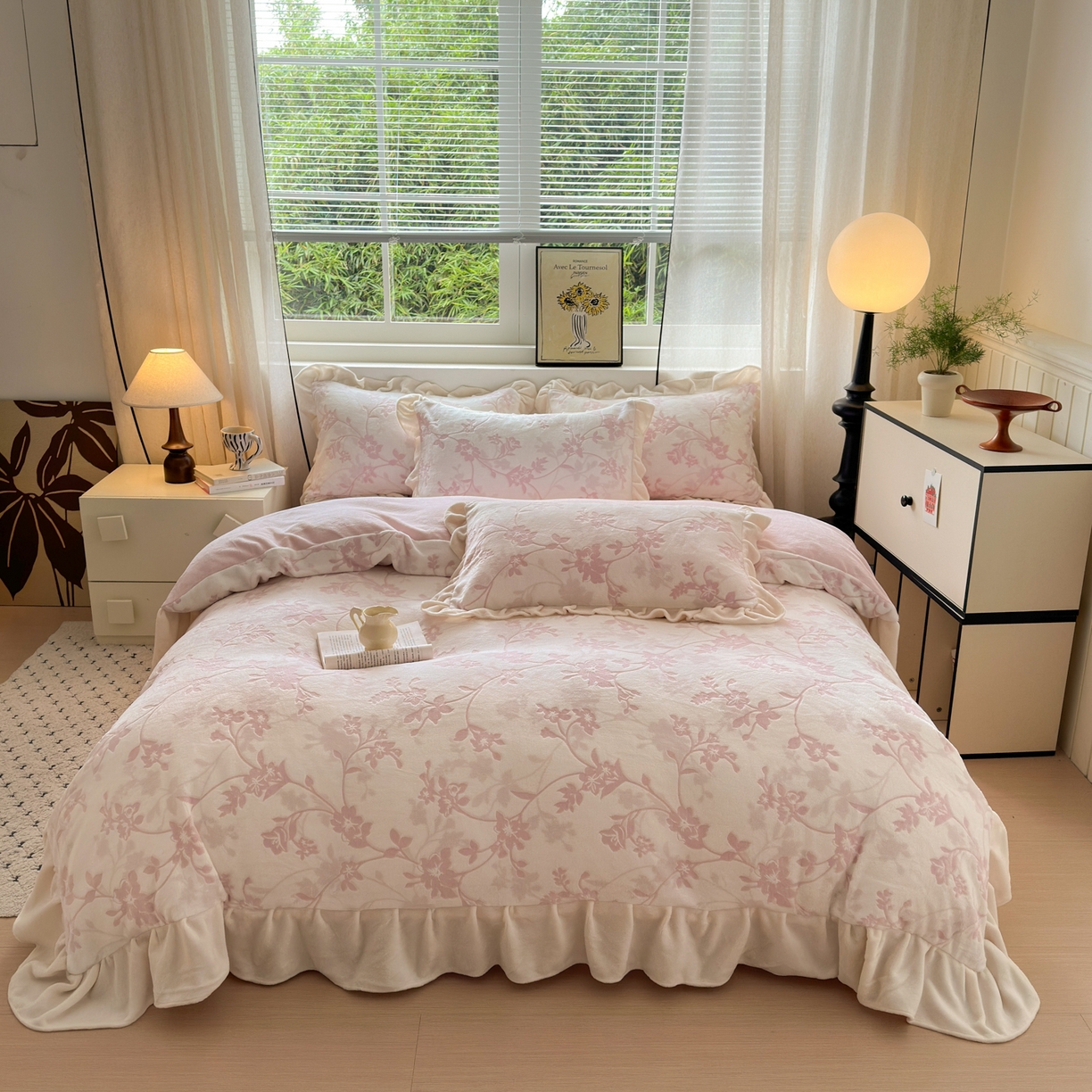 91家纺网 家纺一手货源 找家纺 德比尔斯  2025新款韩版白色花边雕花烂花牛奶绒四件套 晕染花曳-粉