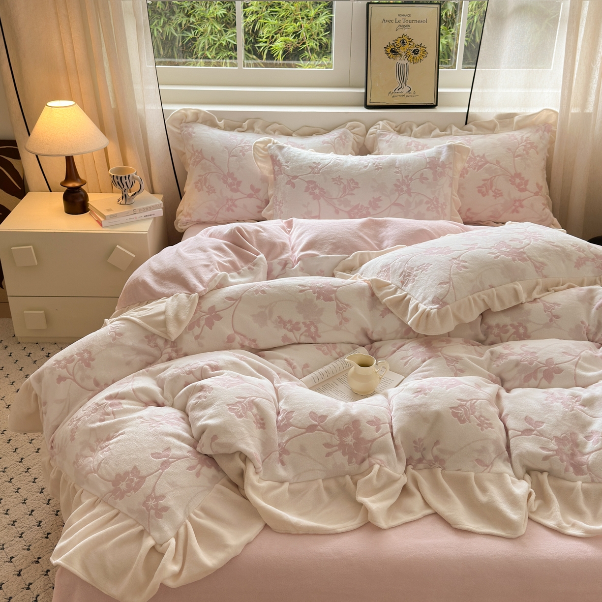 91家纺网 家纺一手货源 找家纺 德比尔斯  2025新款韩版白色花边雕花烂花牛奶绒四件套 晕染花曳-粉