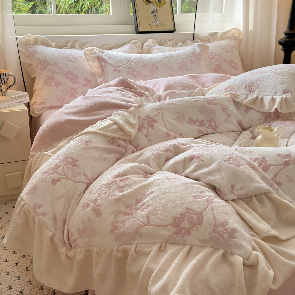 91家纺网 家纺一手货源 找家纺 德比尔斯  2025新款韩版白色花边雕花烂花牛奶绒四件套 晕染花曳-粉