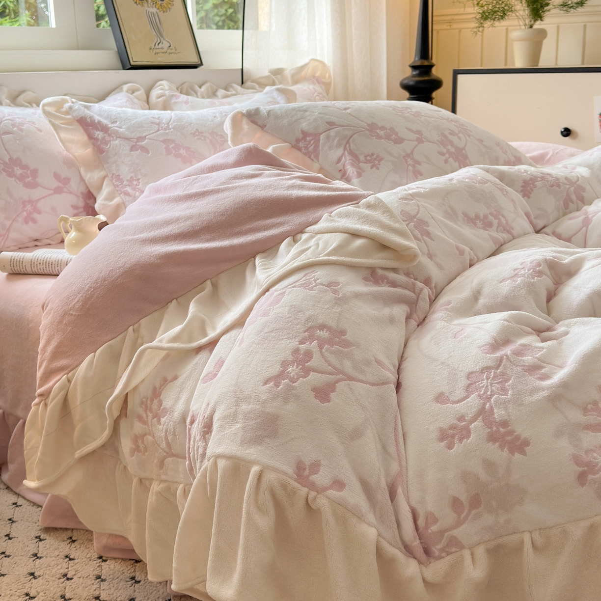 德比尔斯  2025新款韩版白色花边雕花烂花牛奶绒四件套 晕染花曳-粉