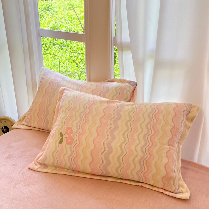 91家纺网 家纺一手货源 找家纺 柒月家居 2025新款加厚200克牛奶绒四件套 彩虹小花