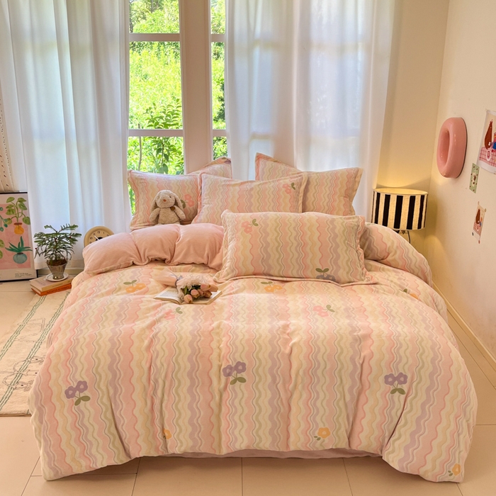 91家纺网 家纺一手货源 找家纺 柒月家居 2025新款加厚200克牛奶绒四件套 彩虹小花