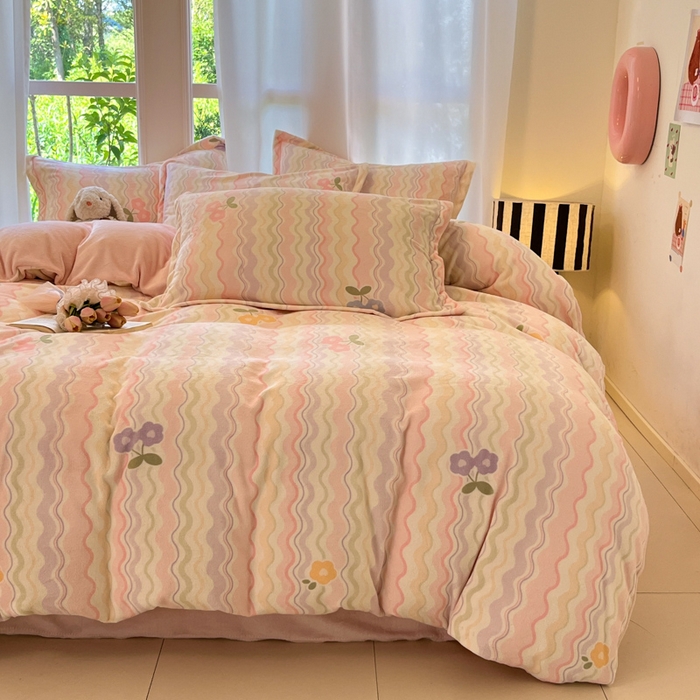 91家纺网 家纺一手货源 找家纺 柒月家居 2025新款加厚200克牛奶绒四件套 彩虹小花