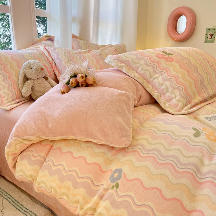 91家纺网 家纺一手货源 找家纺 柒月家居 2025新款加厚200克牛奶绒四件套 彩虹小花