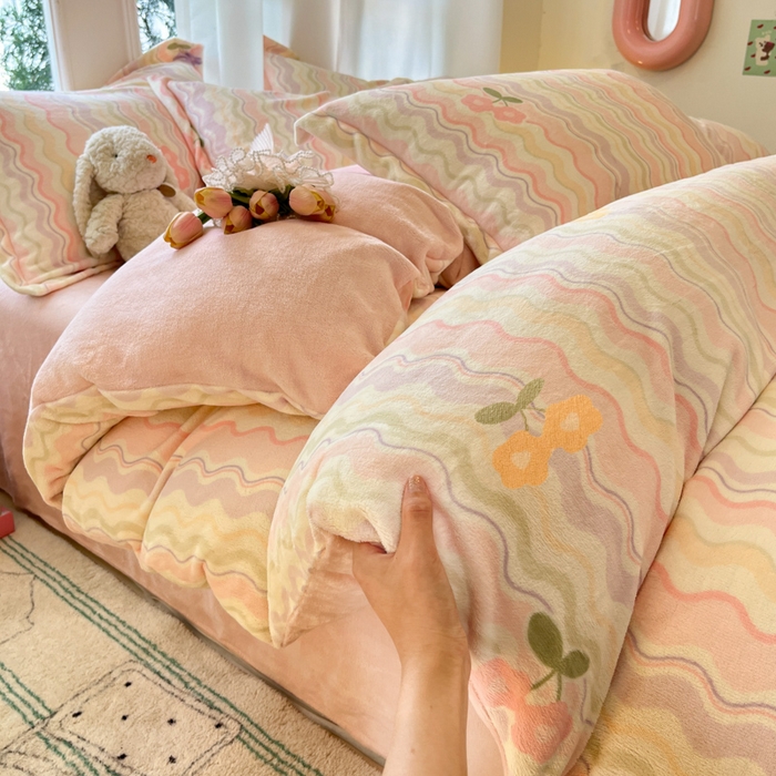 91家纺网 家纺一手货源 找家纺 柒月家居 2025新款加厚200克牛奶绒四件套 彩虹小花