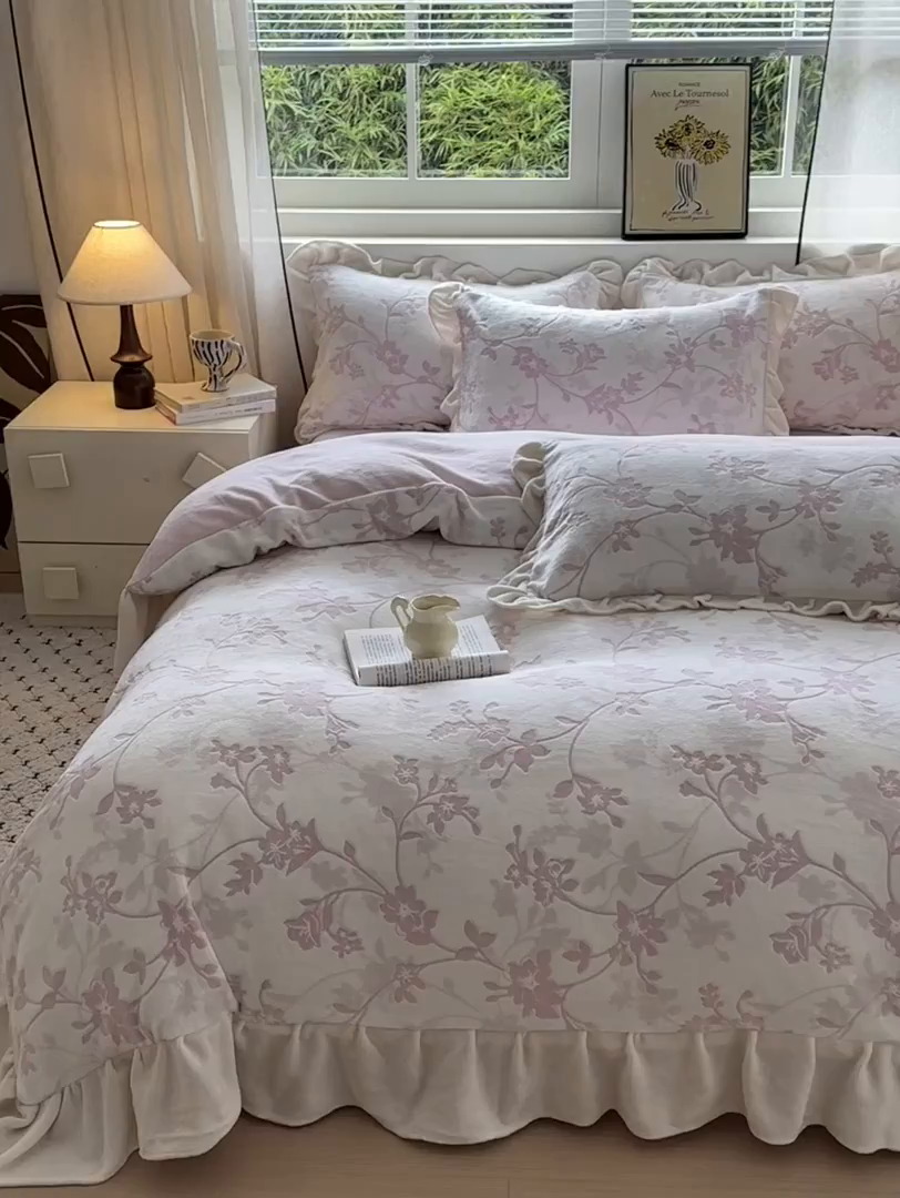 91家纺网 家纺一手货源 找家纺 德比尔斯  2025新款韩版白色花边雕花烂花牛奶绒四件套 晕染花曳-粉