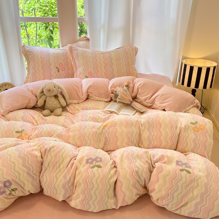 91家纺网 家纺一手货源 找家纺 柒月家居 2025新款加厚200克牛奶绒四件套 彩虹小花