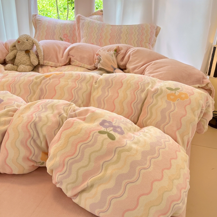 91家纺网 家纺一手货源 找家纺 柒月家居 2025新款加厚200克牛奶绒四件套 彩虹小花