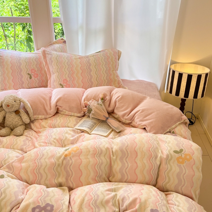 91家纺网 家纺一手货源 找家纺 柒月家居 2025新款加厚200克牛奶绒四件套 彩虹小花