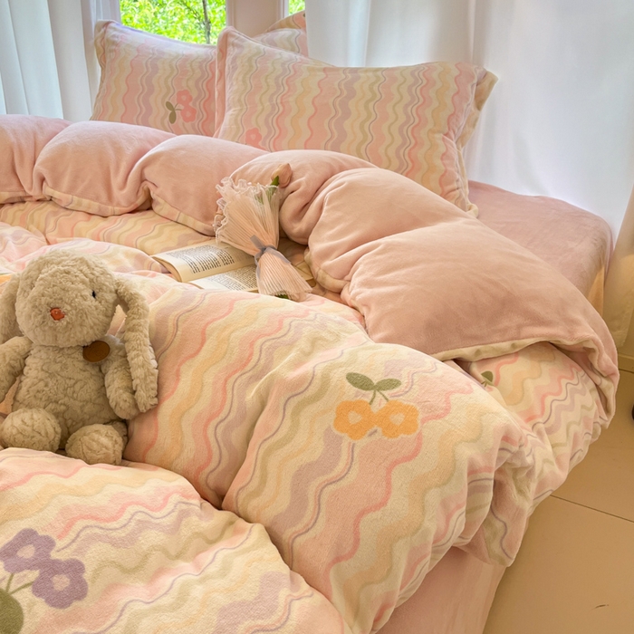 91家纺网 家纺一手货源 找家纺 柒月家居 2025新款加厚200克牛奶绒四件套 彩虹小花