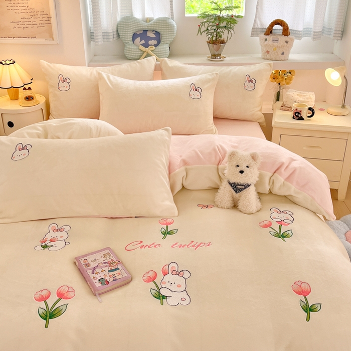 利欧 2025新款满绣卡通牛奶绒刺绣四件套 鲜花小兔-米白