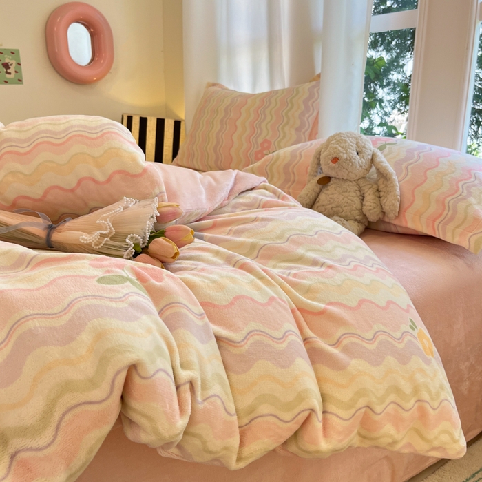 91家纺网 家纺一手货源 找家纺 柒月家居 2025新款加厚200克牛奶绒四件套 彩虹小花