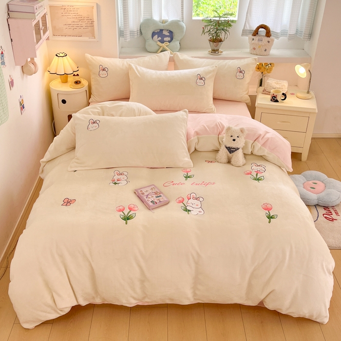 91家纺网 家纺一手货源 找家纺 利欧 2025新款满绣卡通牛奶绒刺绣四件套 鲜花小兔-米白