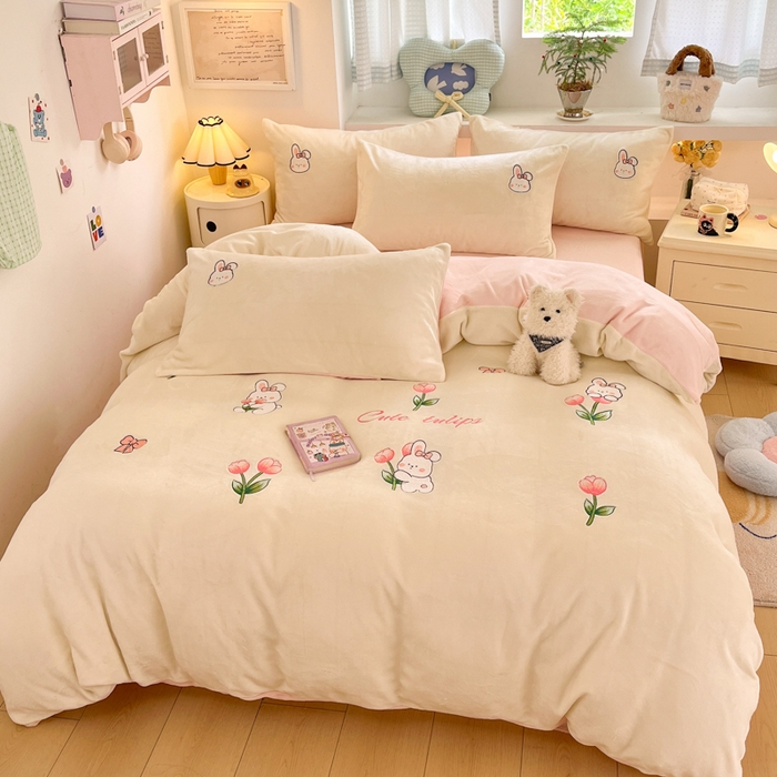 91家纺网 家纺一手货源 找家纺 利欧 2025新款满绣卡通牛奶绒刺绣四件套 鲜花小兔-米白