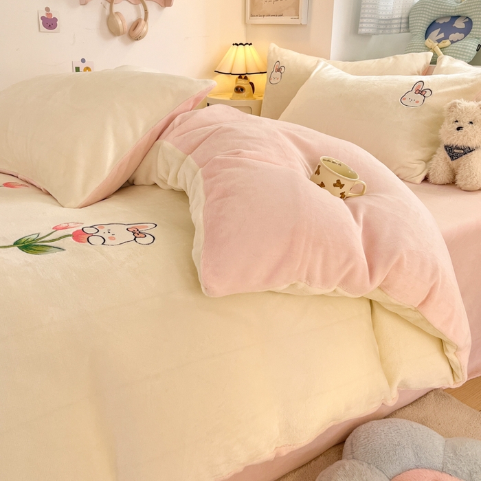 91家纺网 家纺一手货源 找家纺 利欧 2025新款满绣卡通牛奶绒刺绣四件套 鲜花小兔-米白