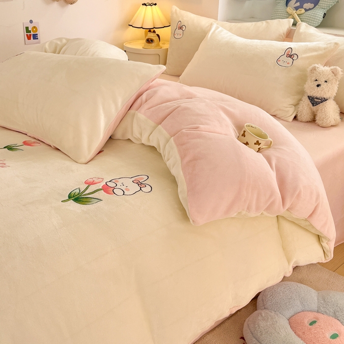 91家纺网 家纺一手货源 找家纺 利欧 2025新款满绣卡通牛奶绒刺绣四件套 鲜花小兔-米白