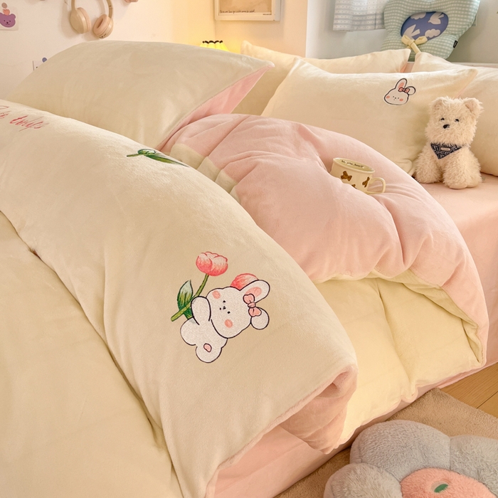 91家纺网 家纺一手货源 找家纺 利欧 2025新款满绣卡通牛奶绒刺绣四件套 鲜花小兔-米白