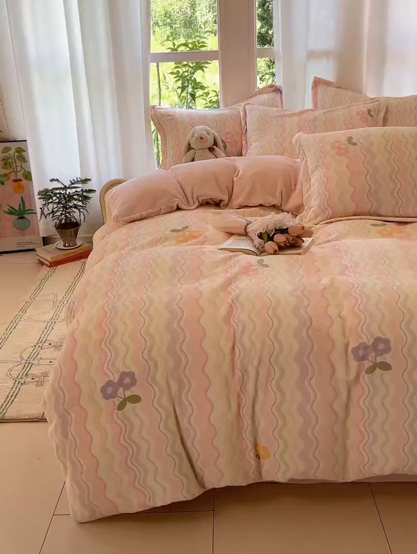 91家纺网 家纺一手货源 找家纺 柒月家居 2025新款加厚200克牛奶绒四件套 彩虹小花